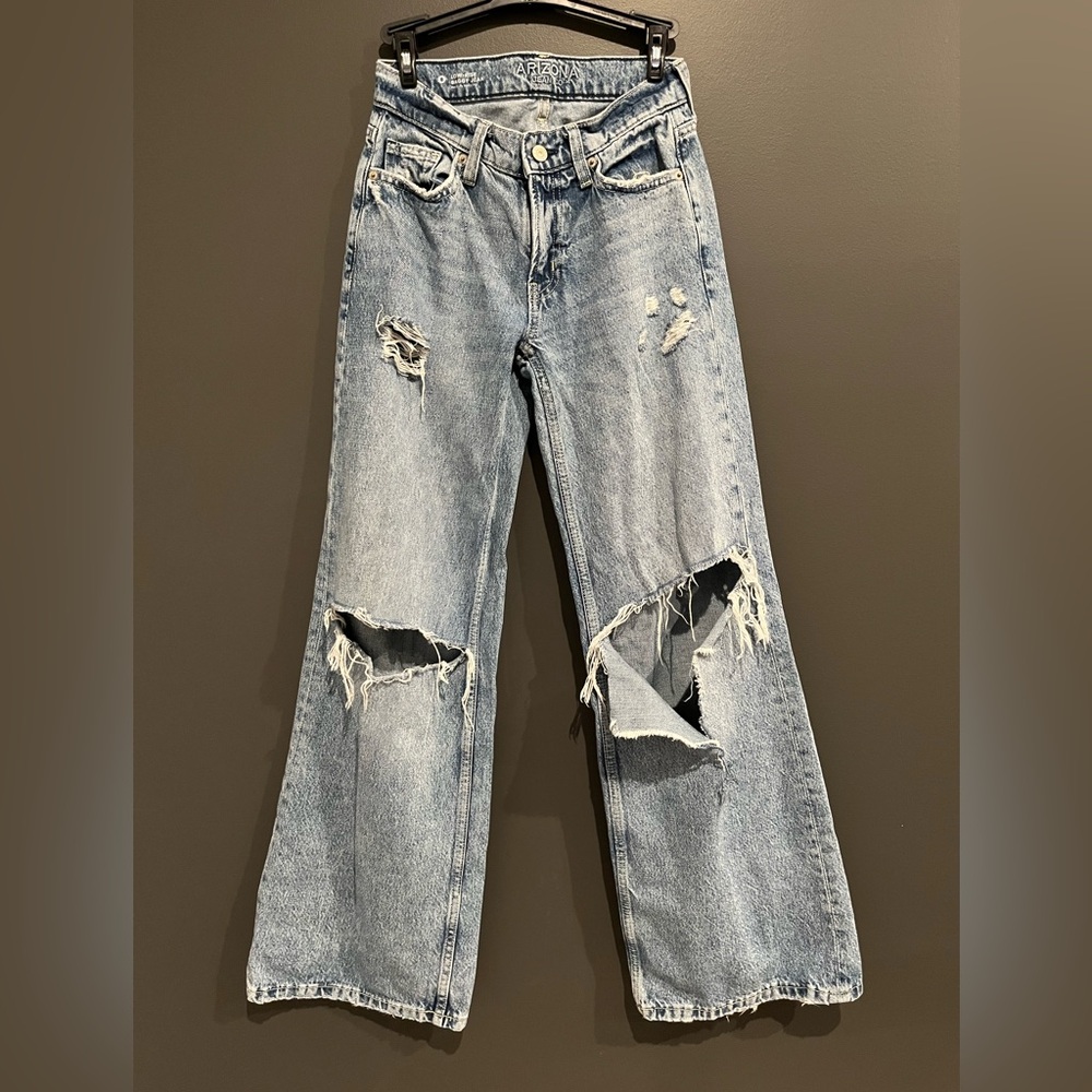 Baggy jeans. Wide leg. Ripped jeans. Arizona